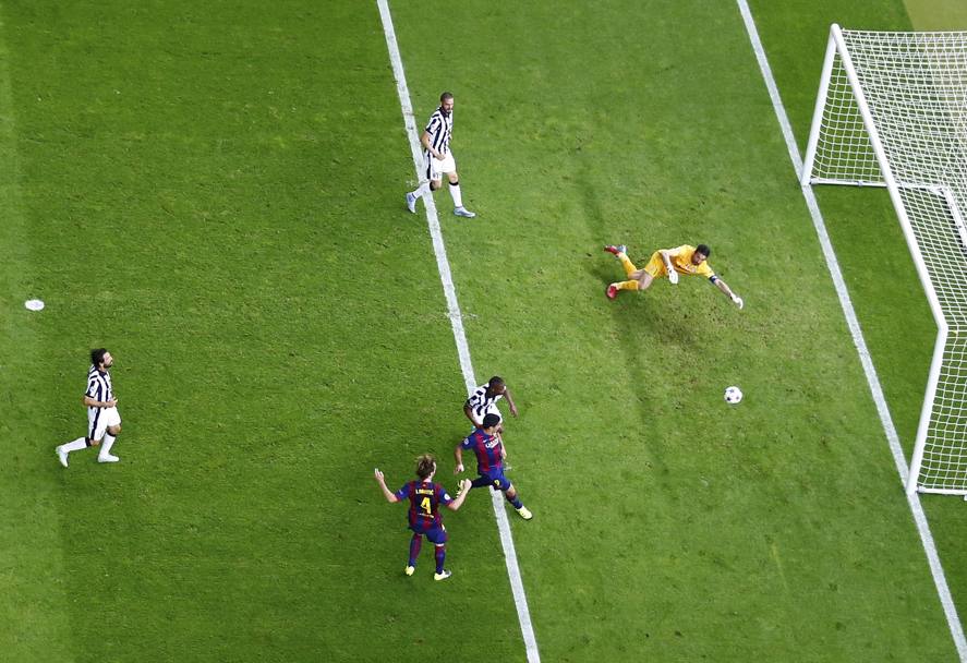 Poi è Suarez a raggelare di nuovo la Juventus, dopo una bella giocata di Messi. Reuters